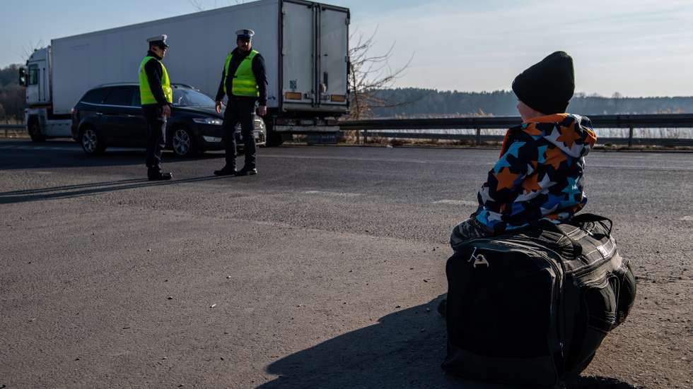 epa09826931 Refugees from Ukraine near the Polish-Ukrainian border in Hrebenne, southeastern Poland, 15 March 2022. Since 24 February, when Russia invaded Ukraine, 1.83 million people have crossed the Polish-Ukrainian border into Poland, the Border Guard has reported on 15 March morning.  EPA/Wojtek Jargilo POLAND OUT