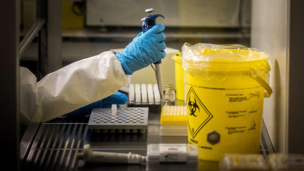 Uma investigadora trabalha na Unidade de Resposta a Emergências e Biopreparação (UREB) do Instituto Nacional de Saúde Dr. Ricardo Jorge (INSA), em Lisboa, 16 de março de 2022. A Unidade está envolvida na resposta a ameaças nucleares, radiológicas, químicas e biológicas e trabalha em parceria com as organizações policiais responsáveis pela investigação criminal em Portugal. (ACOMPANHA TEXTO DA LUSA DO DIA 20 DE MARÇO DE 2022). MÁRIO CRUZ/LUSA