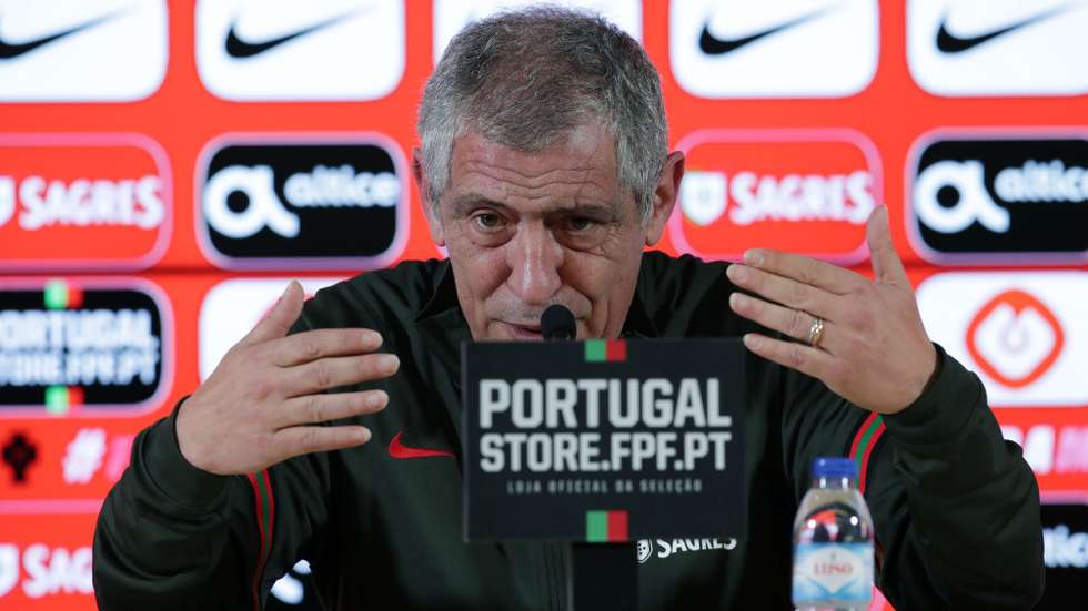 O selecionador nacional Fernando Santos numa conferência de imprensa de antevisão ao jogo contra a Turquia no Estádio do Dragão