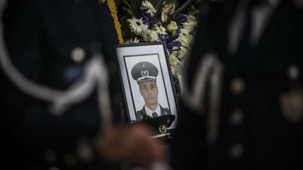 Fotografia do agente da PSP, Fábio Guerra, na viatura fúnebre que fez uma paragem na sede do Comando da PSP de Lisboa, em Moscavide, onde foi feita guarda de honra e um minuto de silêncio em memória do agente que morreu na sequência de agressões à porta de uma discoteca de Lisboa, 23 de março de 2022. ANDRÉ KOSTERS/LUSA