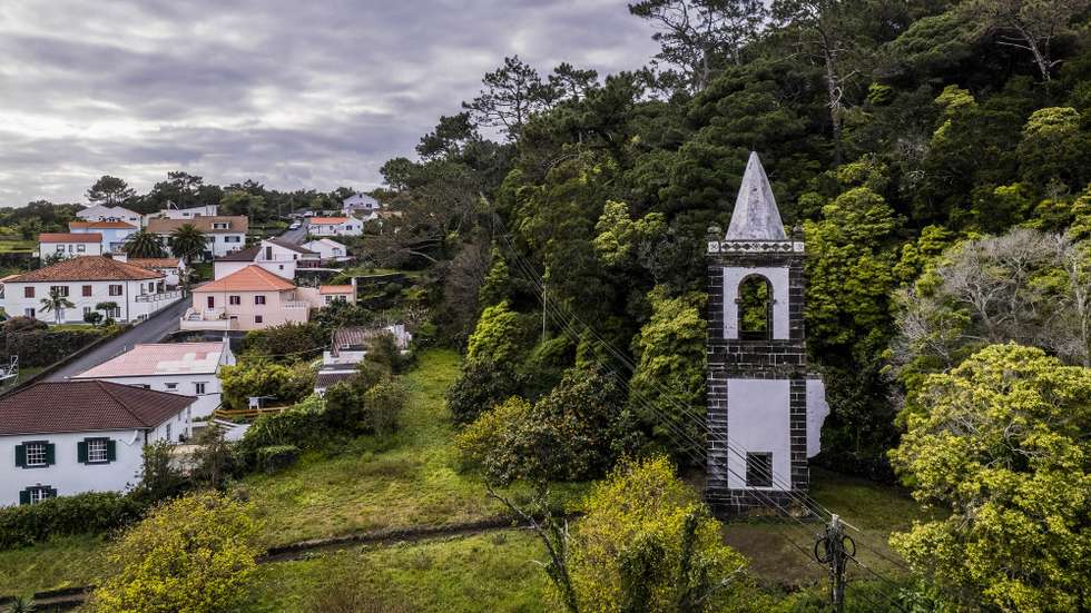 Na freguesia de Santo Amaro, na ilha açoriana de São Jorge, uma das mais afetadas pela crise sísmica, a população está apreensiva e preparada para sair de casa, devido ao cenário que lembra catástrofes do passado, concelho de Velas, Ilha de São Jorge, Açores, 23 de março de 2022. No centro da freguesia com 790 habitantes e 21,23 quilómetros quadrados, localizada no concelho das Velas, as pessoas procuram fazer a rotina habitual, mas o ambiente é de apreensão devido à crise sísmica que está a assolar a ilha, onde desde terça-feira e até à manhã de hoje já se tinham sentido 20 sismos. ANTÓNIO ARAÚJO/LUSA