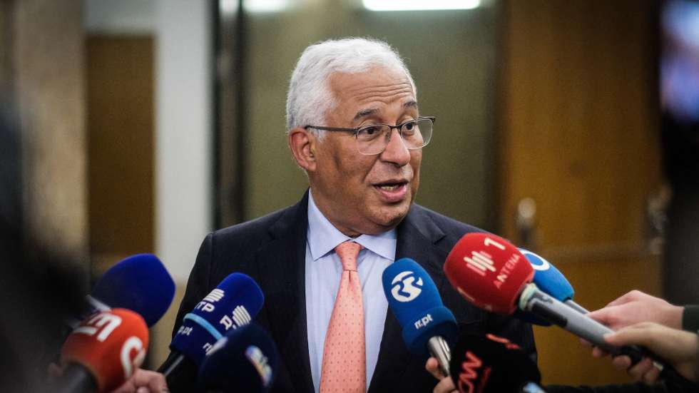 O secretário-geral do Partido Socialista (PS), António Costa, fala aos jornalistas à chegada para a reunião com a nova bancada parlamentar do partido, na Assembleia da República, em Lisboa, 23 de março de 2022. MÁRIO CRUZ/LUSA