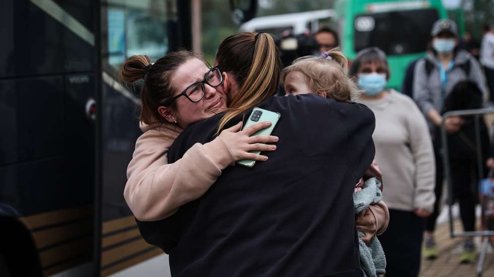 Refugiados ucranianos à chegada a Portugal pela caravana "Missão Ucrânia", Lisboa, 19 de março de 2022. Esta iniciativa mobiliza mais de 70 voluntários, entre motoristas, médicos, enfermeiros, tradutores e outros elementos de apoio, numa caravana humanitária que tem como objetivo de levar até à Polónia mantimentos e medicamentos e trazer na viagem de regresso cerca de 350 refugiados ucranianos até Portugal. RODRIGO ANTUNES/LUSA