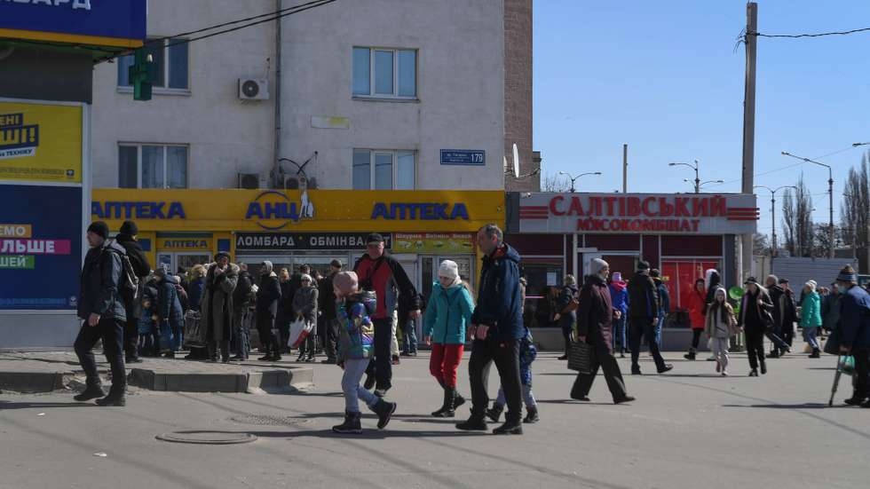 epa09845221 People on a street in Kharkiv, Ukraine, 23 March 2022. On 24 February Russian troops entered Ukrainian territory in what the Russian president declared a 'special military operation', resulting in fighting and destruction in the country, a huge flow of refugees, and multiple sanctions against Russia.  EPA/Andrzej Lange POLAND OUT