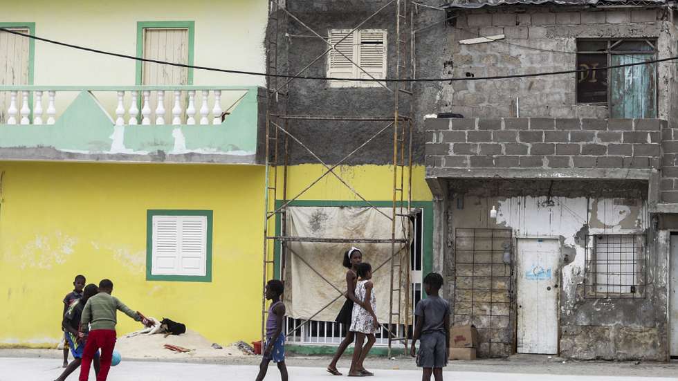 Crianças brincam no bairro da Boa Esperança, em Sal Rei, ilha da Boa Vista, Cabo Verde, 30 de janeiro de 2022. Segundo dados das autoridades locais e nacionais, o bairro alberga cerca de 10 mil pessoas, que chegaram nos últimos 20 anos de todas as ilhas e da costa ocidental africana, para trabalhar nos hotéis, na construção civil ou no comércio. (ACOMPANHA TEXTO DA LUSA DO DIA 04 DE ABRIL DE 2022). ELTON MONTEIRO/LUSA