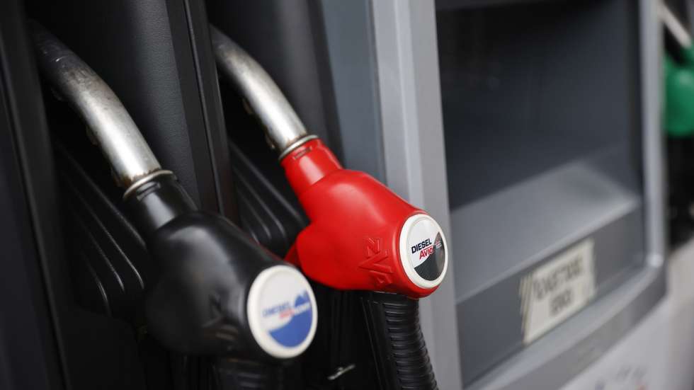 epa09831302 A Diesel pump at a gas station in Thessaloniki, Greece, 17 March 2022. Gasoline prices are at an unprecedented level, the reason being the increase in the price of crude oil, which is due to the war in Ukraine.  EPA/DIMITRIS TOSIDIS