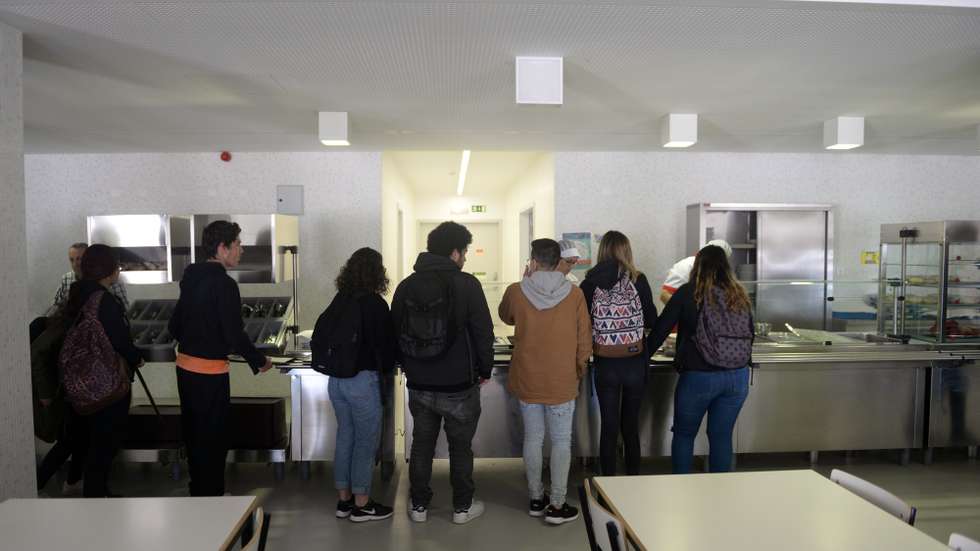 Alunos fazem fila para almoçar no refeitório da Escola Josefa de Óbidos, que viu aumentar o número de refeições depois de alterações realizadas nas ementas da escola em Óbidos, 26 de fevereiro de 2019. A aposta na qualidade dos ingredientes e na certificação dos cozinheiros fez a secundária Josefa d&#039;Óbidos destacar-se com o aumento de refeições servidas no refeitório, em contraciclo com a maioria das escolas onde os alunos recusam a comida. (ACOMPANHA TEXTO DE 03 DE MARÇO DE 2019). CARLOS BARROSO/LUSA