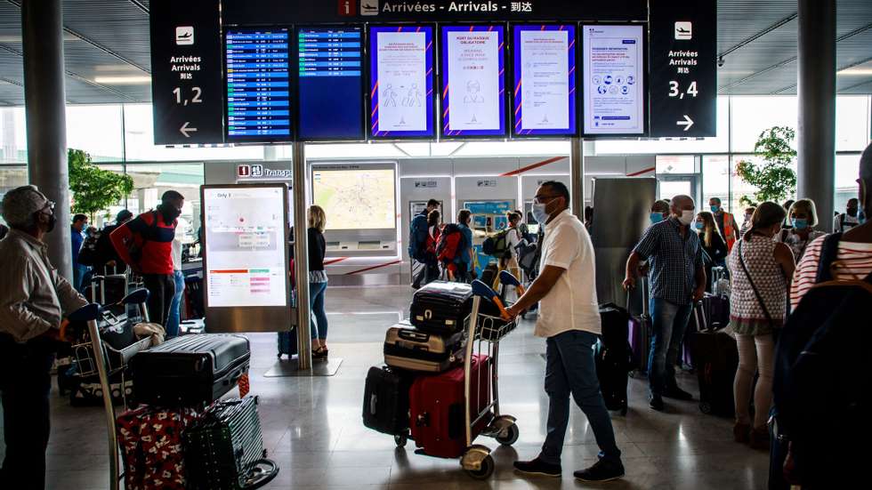 epa08510598 Passengers in Orly airport, near Paris, France, 26 June 2020. The Paris airport resumes its activity after more than three months of closure since the outbreak of the COVID-19 pandemic in France.  EPA/CHRISTOPHE PETIT TESSON