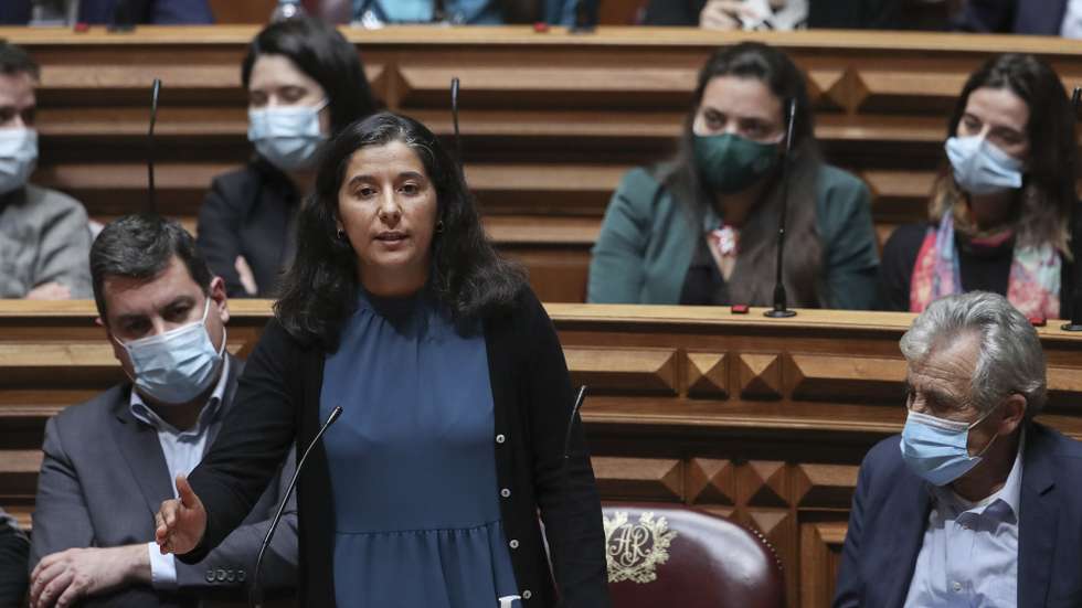 A líder parlamentar do Partido Comunista Português (PCP), Paula Santos, intervém após a eleição do novo presidente da Assembleia da República, Augusto Santos Silva (ausente na foto), que marca o início da XV Legislatura, na Assembleia da República, Lisboa, 29 de março de 2022. ANTÓNIO COTRIM/LUSA