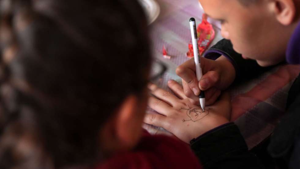 Crianças refugiadas ucranianas fazem desenhos durante uma festa de aniversário, num antigo campo de férias, por agora transformado em local de abrigo para refugiados, onde vivem com as suas mães, em Cosnita, Moldova, 02 de abril de 2022. Crianças refugiadas Ucranianas vivem com as mães temporariamente num antigo campo de férias na localidade de Cosnita (Moldova), por agora transformado em local de abrigo para refugiados. (ACOMPANHA TEXTO DA LUSA DO DIA 06 DE ABRIL DE 2022). NUNO VEIGA/LUSA