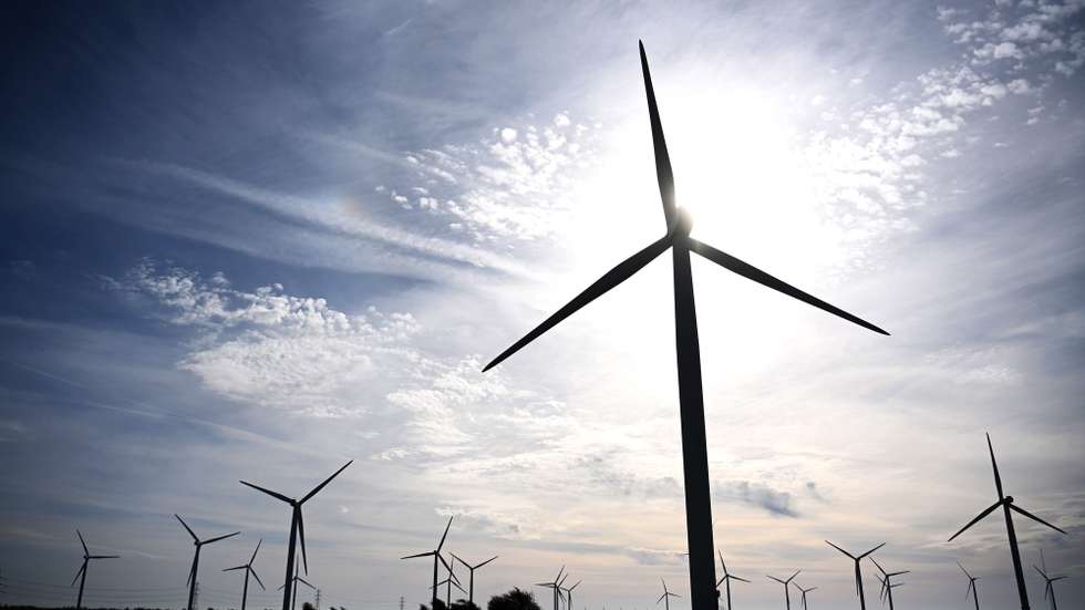 epa09884828 The sun rises behind a wind farm at Little Cheyne Court in Romney, in southern Britain, 11 April 2022. Wholesale energy prices have risen, with the average UK family's energy bills rising by up to 54 percent. The UK government has published the 'Energy Security Strategy' to help tackle soaring energy prices and reduce reliance on Russian oil and gas. The plan include investment in nuclear, wind, solar and hydrogen with the government targeting 95 percent of electricity being low carbon by 2030.  EPA/NEIL HALL
