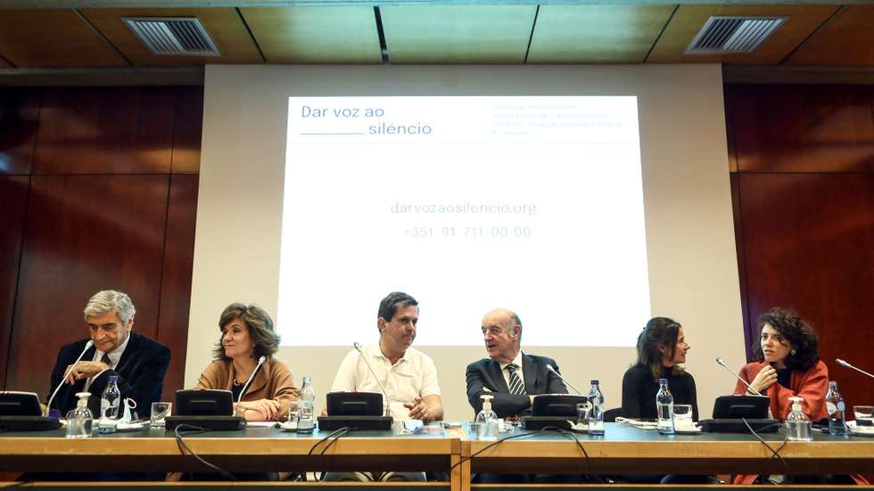 Os membros da Comissão Independente para o Estudo dos Abusos Sexuais contra as Crianças na Igreja Católica, Laborinho Lúcio (E), Ana Nunes de Almeida (2-E), Pedro Strecht (C), Daniel Sampaio (3-D), Filipa Tavares (2-D), e Catarina Vasconcelos (D), durante uma conferência de imprensa para balanço dos primeiros três meses de trabalho na Fundação Calouste Gulbenkian, em Lisboa, 12 de abril de 2022. ANTÓNIO PEDRO SANTOS/LUSA