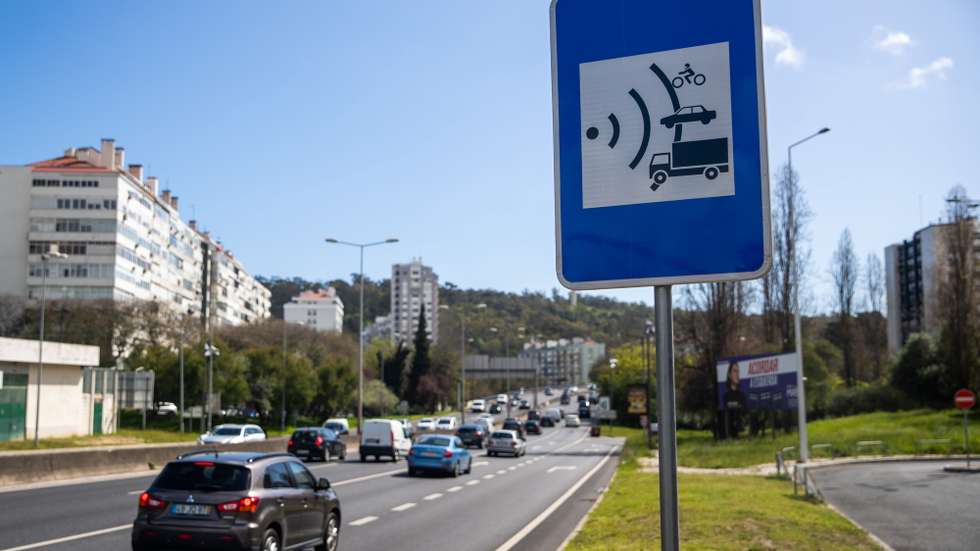 Um sinal de transito assinala a proximidade de um radar na Segunda Circular, em Lisboa, 11 de abril de 2022. Em 2021, a Câmara Municipal de Lisboa investiu 2,142 milhões de euros na aquisição de 41 radares de controlo de velocidade de veículos, dos quais 20 instalados em novas localizações e os restantes para substituir antigos, investimento que foi iniciado no anterior mandato municipal, sob a presidência do socialista Fernando Medina. (ACOMPANHA TEXTO DA LUSA DO DIA 15 DE ABRIL DE 2022). JOSÉ SENA GOULÃO/LUSA