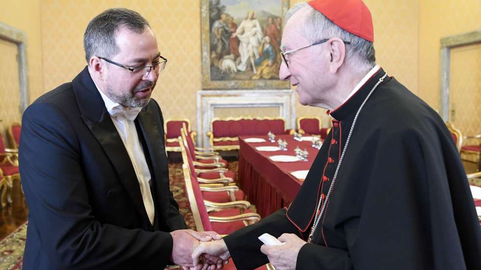 epa09875370 A handout picture provided by the Vatican Media shows Vatican Secretary of State Cardinal Pietro Parolin (R) during a meeting with the Ambassador of Ukraine to the Holy See, Andrii Yurash in Vatican City, 07 April 2022.  EPA/VATICAN MEDIA HANDOUT  HANDOUT EDITORIAL USE ONLY/NO SALES