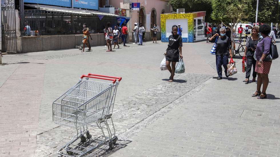 Populares nas compras, tentam lidar com aumento dos preços dos produtos, na cidade da Praia, Cabo Verde, 12 de abril de 2022. Do milho ao azeite, do óleo ao arroz, passando pelos combustíveis, pão, açúcar, farinha, carnes, são alguns dos produtos cujas subidas de preços os cabo-verdianos consideram exageradas e pedem intervenção do Governo e das autoridades reguladoras. (ACOMPANHA TEXTO DA LUSA DO DIA 18 DE ABRIL DE 2022). ELTON MONTEIRO/LUSA