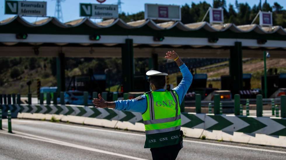 Operações de fiscalização rodoviária da Guarda Nacional Republicana (GNR) e da Polícia de Segurança Pública (PSP), que estão a decorrer neste período da Páscoa, na Autoestrada 1, sentido sul/norte,  junto às portagens de Alverca, 14 de abril de 2022. JOSÉ SENA GOULÃO/LUSA
