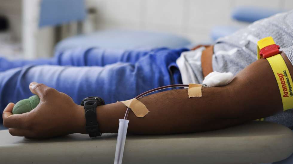 Um dador durante uma ação de recolha de sangue, na cidade da Praia, ilha de Santiago, Cabo Verde, 25 de janeiro de 2022. Depois de um processo que durou quase um ano, com encontros, reuniões e uma comissão instaladora, num desafio lançado pelo próprio Banco de Sangue, foi criada a Associação dos Doadores Voluntários de Sangue da Praia (ADVS – Praia), a primeira do país, que elegeu em 22 de janeiro João Pedro Abreu Martins como presidente. (ACOMPANHA TEXTO DA LUSA DO DIA 31 DE JANEIRO DE 2022). ELTON MONTEIRO/LUSA