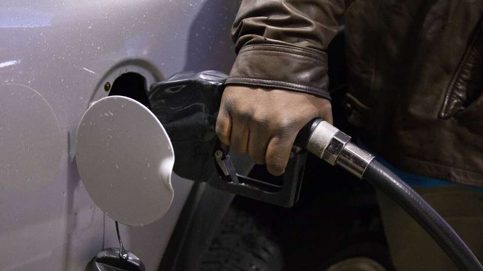 epa09813851 A man pumps gas at an Exxon gas station in Washington, DC, USA, 09 March 2022. Gas prices in the United States have risen sharply as a result of the ongoing Ukraine crisis and the US response to ban Russian oil and gas.  EPA/MICHAEL REYNOLDS