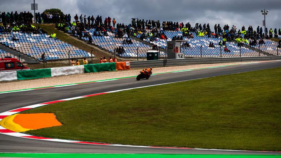 epa09904502 Spanish MotoGP rider Raul Fernandez of the Tech3 KTM Factory Racing team in action during the qualifying session for the Motorcycling Grand Prix of Portugal at the Algarve International race track in Portimao, southern Portugal, 23 April 2022.  EPA/JOSE SENA GOULAO