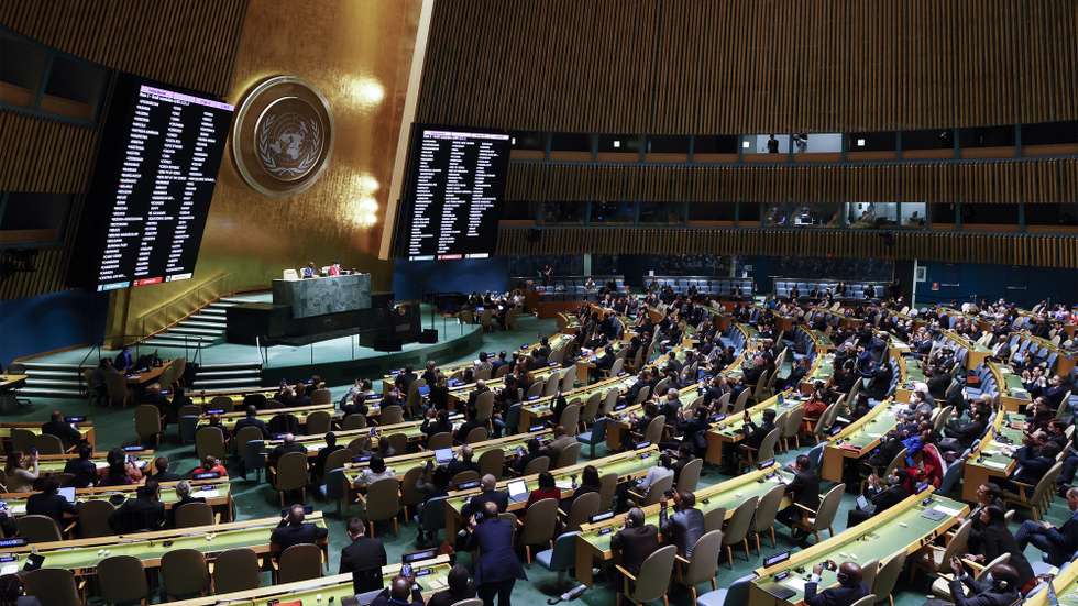 epaselect epa09876129 Screens show results from voting by the United Nations General Assembly as member countries pass a resolution to suspend Russia from Human Rights Council caused by Russia's invasion of Ukraine at United Nations headquarters in New York, New York, USA, 07 April 2022.  U.S. Ambassador Linda Thomas-Greenfield made the call for Russia to be stripped of its seat on the 47-member Human Rights Council in the wake of videos and photos of streets in the town of Bucha covered with corpses of what appeared to be civilians.  EPA/JASON SZENES