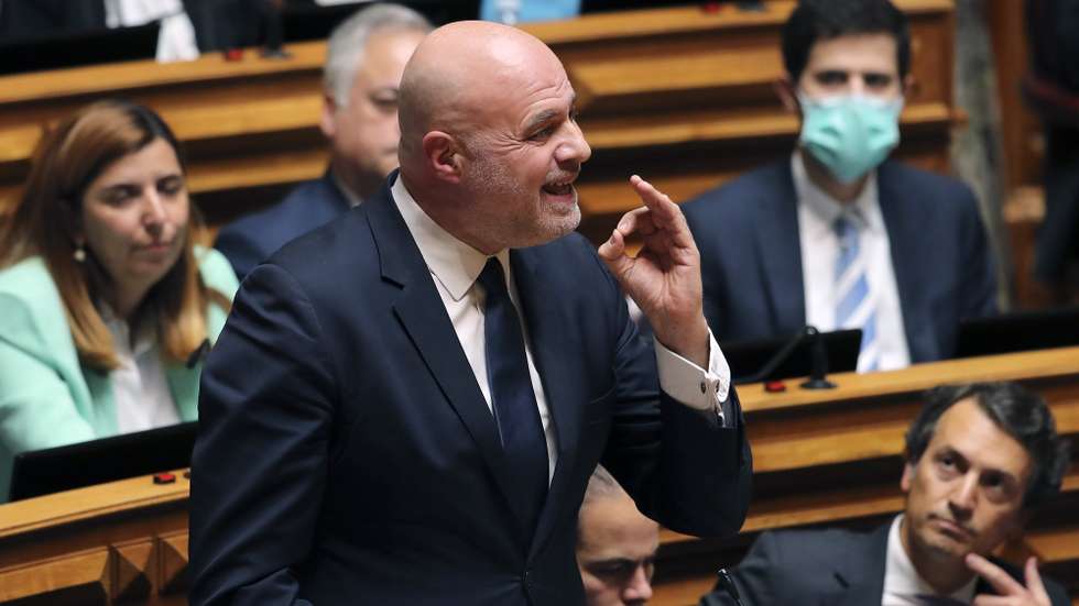 O deputado do Partido Social Democrata (PSD) Mota Pinto, durante debate sobre Orçamento do Estado de 2022, na Assembleia da República, em Lisboa, 28 de abril de 2022. MANUEL DE ALMEIDA/LUSA