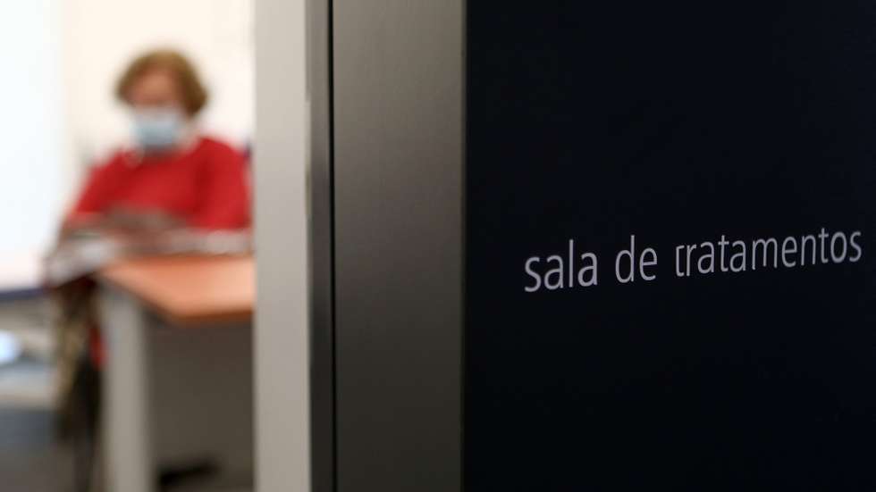 Uma idosa aguarda a sua vez para ser vacinada contra a gripe na Unidade de Saúde Familiar (USF) Descobertas, em Lisboa, 19 de outubro de 2020. A segunda fase da vacinação inicia-se hoje, disponível para mais grupos populacionais, que estende a vacinação a pessoas com 65 ou mais anos e pessoas com doenças crónicas. ANTÓNIO PEDRO SANTOS/LUSA