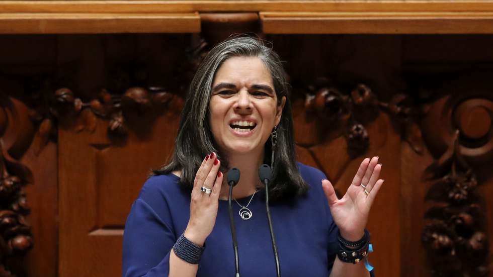 Carla Castro do partido Iniciativa Liberal (IL), durante o debate sobre Orçamento do Estado de 2022, na Assembleia da República, em Lisboa, 29 de abril de 2022. MANUEL ALMEIDA/LUSA