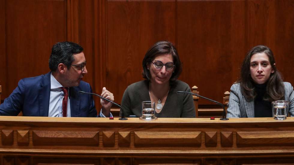 O Secretário de Estado dos Assuntos Fiscais, António Mendonça Mendes, acompanhado pela Ministra Adjunta e dos Assuntos Parlamentares, Ana Catarina Mendes, e pela Secretária de Estado do Orçamento, Sofia Batalha, durante a sessão plenária na Assembleia da República em Lisboa, 22 de abril de 2022. TIAGO PETINGA/LUSA