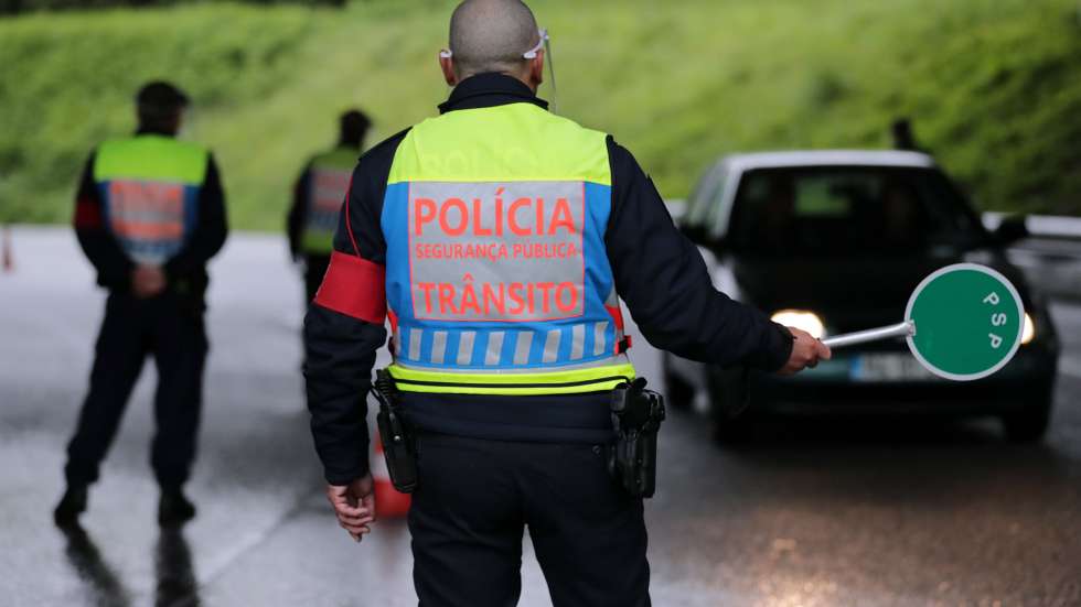 Agentes da PSP fazem uma operação Stop na VCI no Porto para fiscalizar a mobilidade entre concelhos limítrofes para o cumprimento do dever geral de isolamento devido à pandemia Covid-19, 01 maio 2020. ESTELA SILVA/LUSA