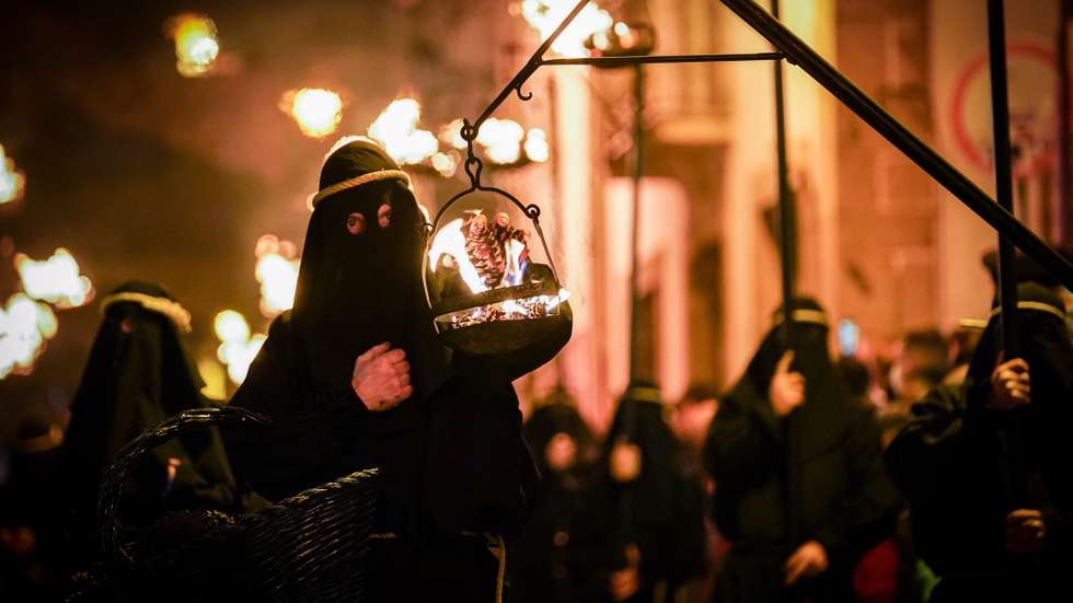 epa09890791 Christians participate in the Lord's Procession 'Ecce Homo', in Braga, Portugal, 14 April 2022.  EPA/HUGO DELGADO