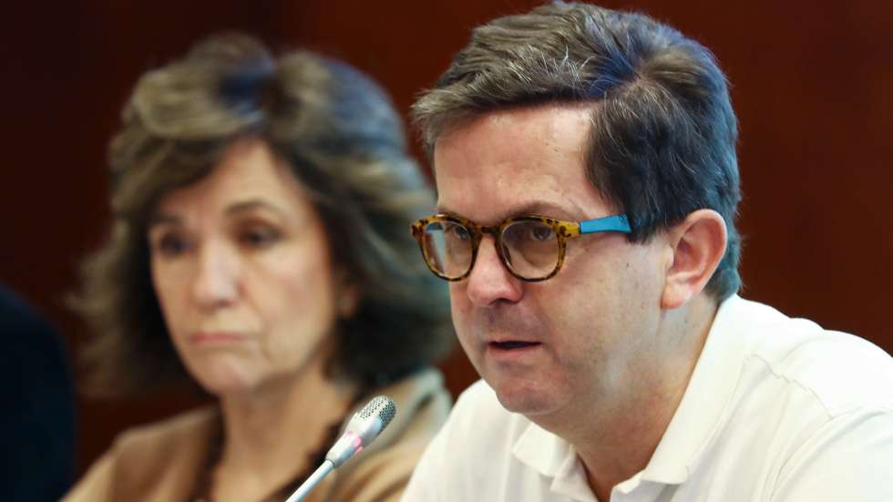 Os membros da Comissão Independente para o Estudo dos Abusos Sexuais contra as Crianças na Igreja Católica Ana Nunes de Almeida (E) e Pedro Strecht (D), durante uma conferência de imprensa para balanço dos primeiros três meses de trabalho na Fundação Calouste Gulbenkian, em Lisboa, 12 de abril de 2022. ANTÓNIO PEDRO SANTOS/LUSA