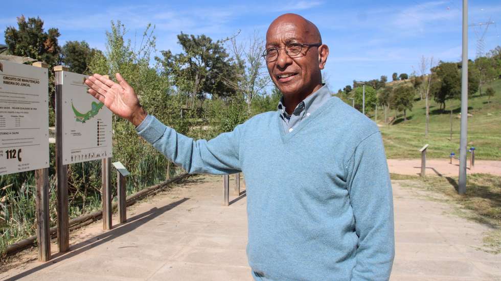 O escritor timorense radicado em Portugal, Luís Cardoso, vencedor do prémio “Oceanos” na edição de 2021, prepara um novo romance cujo enredo tem como palco central o Hotel Timor, revelou hoje o autor à agencia Lusa, Mogadouro, Bragança, “ Todo o enredo do livro tem ver com a situação que vive em Timor e como os escritores tem todos uma paixão / fixação pelos hotéis. Em Timor há um hotel muito importante que se chama hotel Timor, onde tudo por lá se passa e daí ter como referência este meu novo trabalho”, explicou o autor do romance “ O Plantador  de Abóbaras”, a sua obra  premiada. (ACOMPANHA TEXTO DE 7 DE MAIO DE 2022). FRANCISACO PINTO/LUSA