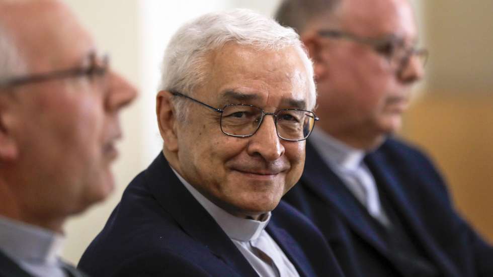 O presidente da Conferência Episcopal Portuguesa (CEP), D. José Ornelas (C), fala aos jornalistas sobre os trabalhos da Assembleia Plenária dos Bispos Portugueses, em Fátima, 28 de abril de 2022. PAULO CUNHA/LUSA