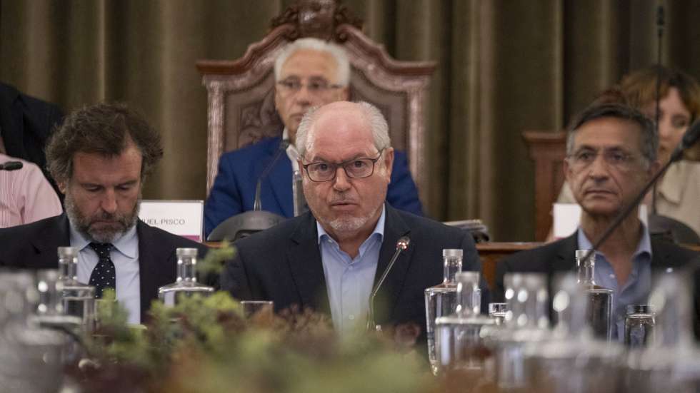 O presidente da Câmara Municipal de Setubal, André Martins, fala durante a reunião extraordinária da Assembleia Municipal de Setúbal, nos Paços do Concelho, Setúbal, 10 de maio de 2022. RUI MINDERICO/LUSA