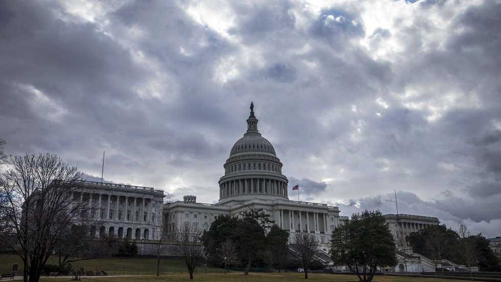 epa06468207 The US Capitol in Washington, DC, USA, 23 January 2018. After a government shutdown and a compromise approved on 22 January, Senate is back to work today with a full agenda and a 08 February deadline.  EPA/SHAWN THEW
