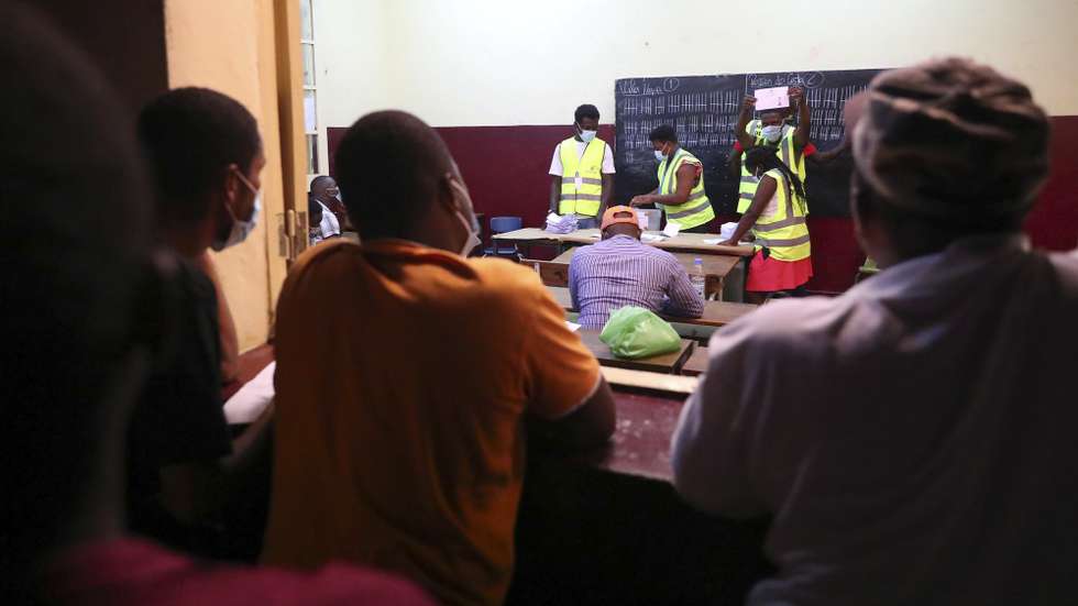 Populares observam à janela elementos da mesa de uma assembleia de voto a apurar os resultados da segunda volta das eleições presidenciais em São Tomé e Príncipe, em São Tomé, 05 de setembro de 2021. Os candidatos Carlos Vila Nova e Guilherme Posser da Costa disputam hoje o cargo para a Presidência da República de São Tomé e Príncipe. Carlos Vila Nova (apoiado pelo partido Ação Democrática Independente, oposição) venceu a primeira volta das eleições presidenciais, realizada em 18 de julho, com 43,3% dos votos, enquanto Guilherme Posser da Costa (do Movimento de Libertação de São Tomé e Príncipe - Partido Social Democrata, no poder) teve 20,7%. NUNO VEIGA/LUSA