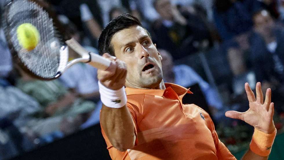 epa09947424 Novak Djokovic of Serbia in action during his men's singles semifinal match against Casper Ruud of Norway at the Italian Open tennis tournament in Rome, Italy, 14 May 2022.  EPA/FABIO FRUSTACI