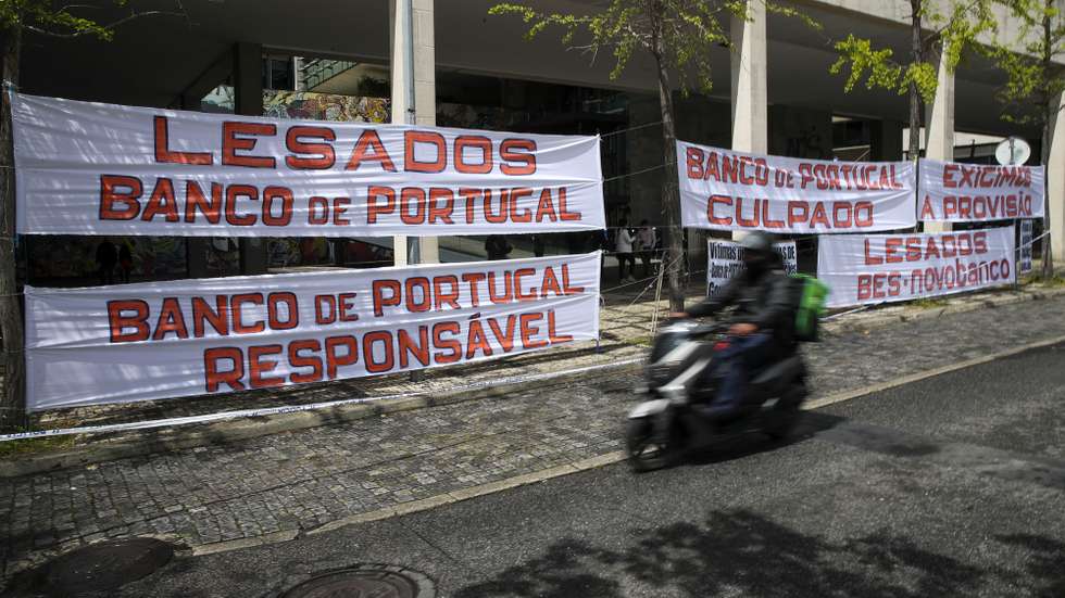 Protesto dos lesados do BES/NB no início da fase instrutória do processo BES/GES, no Campus da Justiça, em Lisboa, 26 de abril de 2022. MANUEL DE ALMEIDA/LUSA