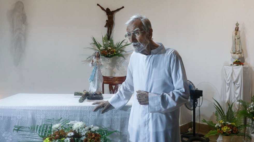 O padre  português jesuíta, João Felgueiras, a um mês de cumprir 101 anos, metade da vida em Timor-Leste, tem dificuldades em ouvir, mas fala com firmeza e clareza, mostrando-se feliz e orgulhoso pelo legado que construiu, durante a entrevista à agência Lusa, em Dili, Timor-Leste, 14 de maio de 2022. (ACOMPANHA TEXTO DO DIA 15 MAIO 2022) ANTONIO COTRIM/LUSA