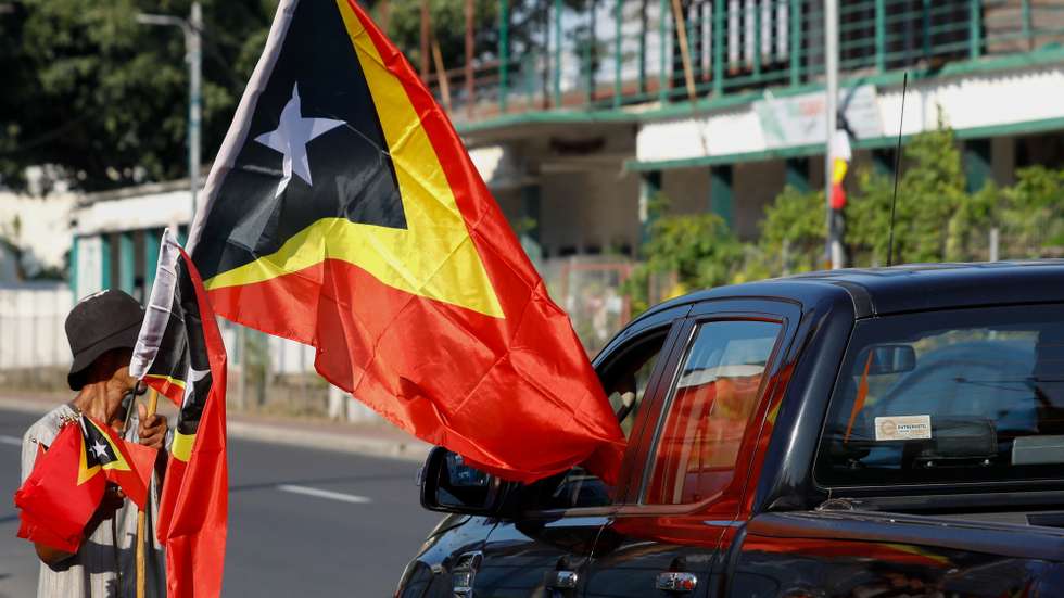 A poucos dias dos 20 anos da restauração da independência de Timor-Leste, bandeiras de todos os tamanhos do país, são agora o principal negócio para os vendedores de rua que se espalham pela capital  em Dili, Timor-Leste, 15 de maio de 2022.  (ACOMMPANHA TEXTO DO DIA 16 MAIO 2022). ANTÓNIO COTRIM/LUSA