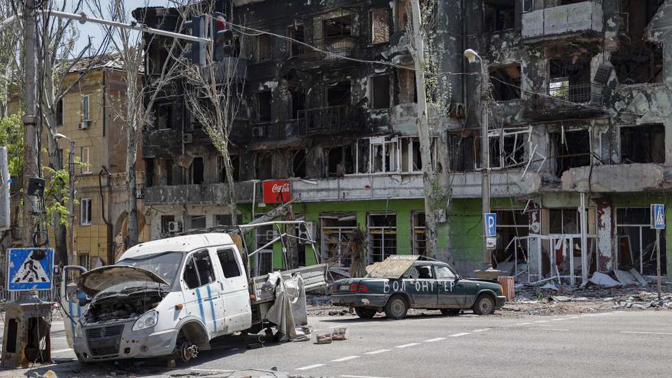 epa09936232 Destroyed cars block a street during Victory Day celebrations in Mariupol, Ukraine, 09 May 2022. Russia and self-proclaimed Donetsk People Republic celebrate Victory Day marking the anniversary of the Allied Forces' victory over Nazi Germany in World War II.  EPA/ALESSANDRO GUERRA