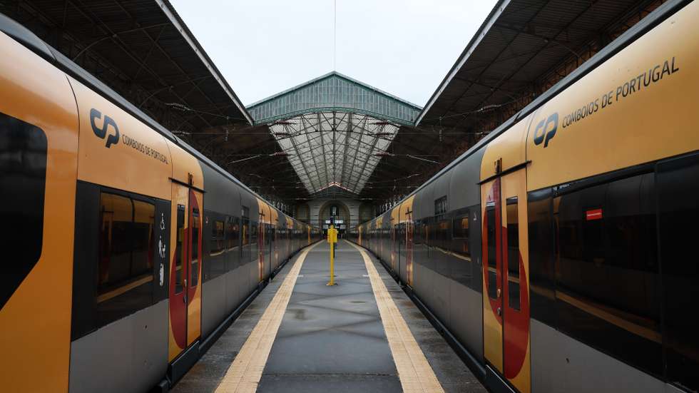 Estação de S. Bento no Porto, 16 de maio 2022. Os trabalhadores da CP – Comboios de Portugal fazem hoje uma greve de 24 horas, para reivindicar aumentos salariais de 90 euros para todos os trabalhadores. ESTELA SILVA/LUSA