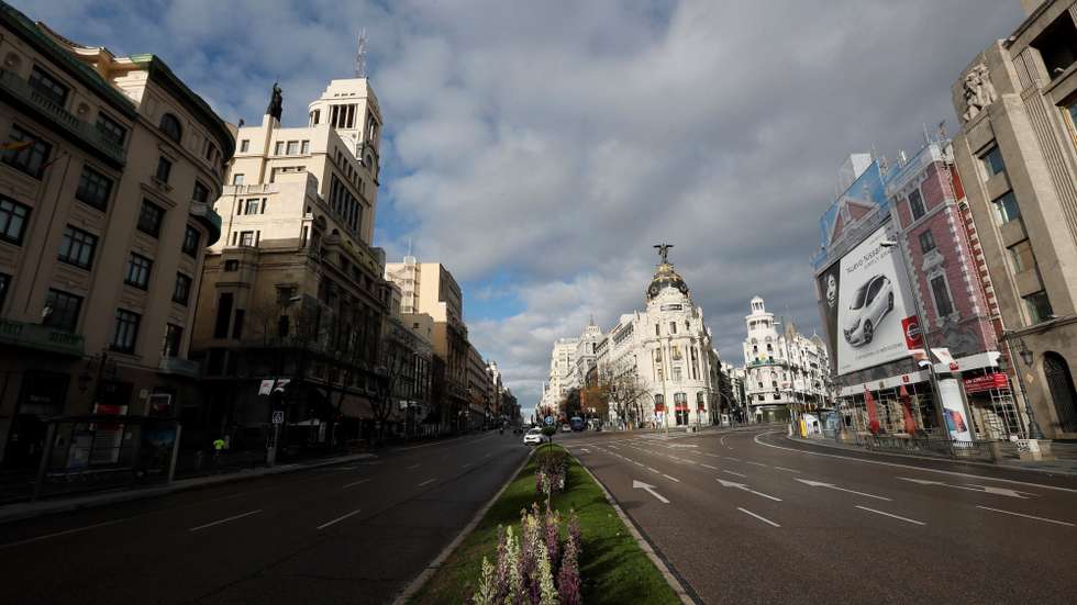 epa06636993 The Gran Via avenue is seen almost empty in downtown Madrid, Spain, 30 March 2018. The Spanish capital has been left almost empty due to Easter holidays in which Madrid residents leave to disconnect a few days from the city's routine.  EPA/FERNANDO ALVARADO