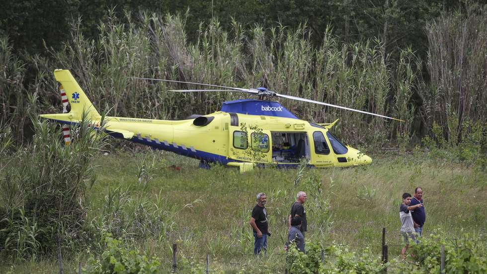 Um helicptero do INEM no local para prestar auxilio no acidente onde duas pessoas morreram, seis ficaram feridas com gravidade e 27 tiveram ferimentos ligeiros com um autocarro que se despistou esta manhã na A1, na zona da Mealhada, disse à Lusa fonte do INEM. Segundo um familiar de um dos feridos ligeiros, o autocarro saiu esta manhã de Guimarães, juntamente com outros dois, no âmbito de uma peregrinação até ao Santuário de Fátima, 21 de maio de 2022. PAULO NOVAIS/LUSA