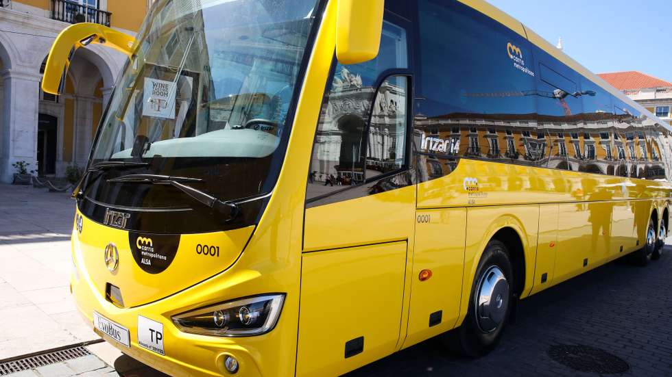 Cerimónia de lançamento da Carris Metropolitana realizada no Pátio da Galé, Lisboa, 1 de abril de 2022. O evento contou também com um pequeno desfile de moda, para dar a conhecer o fardamento da Carris Metropolitana, desenhado por Nuno Gama, e a exibição, dos novos autocarros com a nova imagem da Carris Metropolitana. MANUEL DE ALMEIDA/LUSA