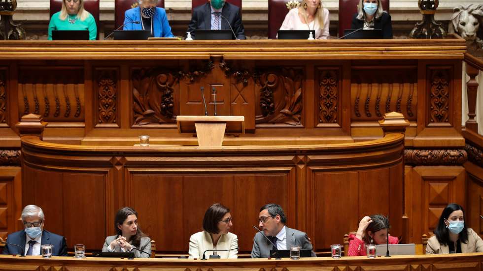 A ministra Adjunta e dos Assuntos Parlamentares, Ana Catarina Mendes (3E), conversa com o  secretário de Estado dos Assuntos Fiscais, António Mendonça Mendes (3D), durante a sessão plenária de debate na especialidade do Orçamento de Estado 2022, na  Assembleia da República, em Lisboa, 23 maio 2022.      MANUEL DE ALMEIDA / LUSA