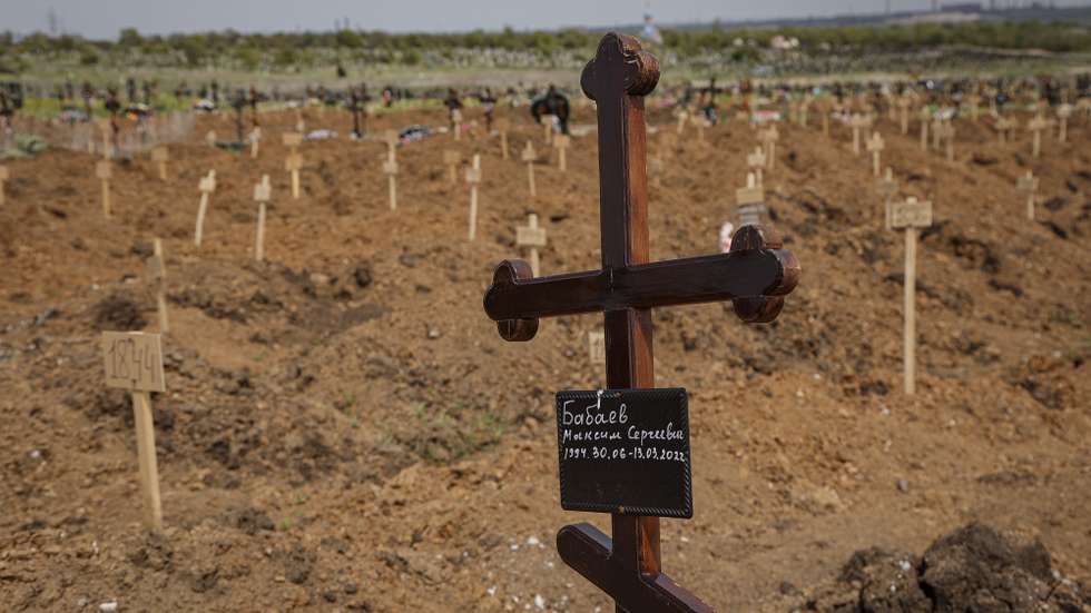 epa09965052 Fresh graves of people who died during the ongoing fighting in Ukraine, at a cemetery in the village of Staryi Krym, outskirts of Mariupol, Donetsk Oblast, 21 May 2022 (issued 22 May 2022). The Chief spokesman of the Russian Defense Ministry, Major General Igor Konashenkov, said on 20 May that the long-besieged Azovstal steel plant in Mariupol was under full Russian army control.  EPA/ALESSANDRO GUERRA