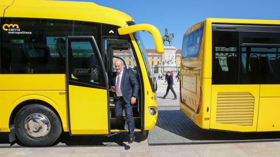 O presidente do Conselho Metropolitano de Lisboa, de Carlos Humberto de Carvalho, durante a cerimónia de lançamento da Carris Metropolitana realizada no Pátio da Galé, Lisboa, 1 de abril de 2022. O evento contou também com um pequeno desfile de moda, para dar a conhecer o fardamento da Carris Metropolitana, desenhado por Nuno Gama, e a exibição, dos novos autocarros com a nova imagem da Carris Metropolitana. MANUEL DE ALMEIDA/LUSA