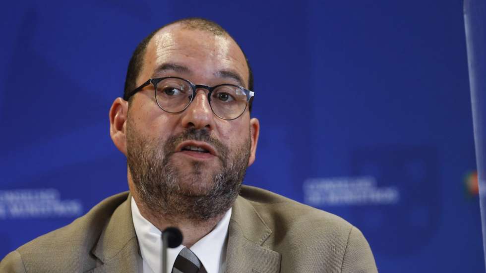 O ministro da Educação, João Costa, intervém durante a conferência de imprensa no final da reunião do Conselho de Ministros, que decorreu nas instalações do antigo Ministério do Mar, em Algés, Oeiras, 02 de junho de 2021. ANTÓNIO COTRIM/LUSA