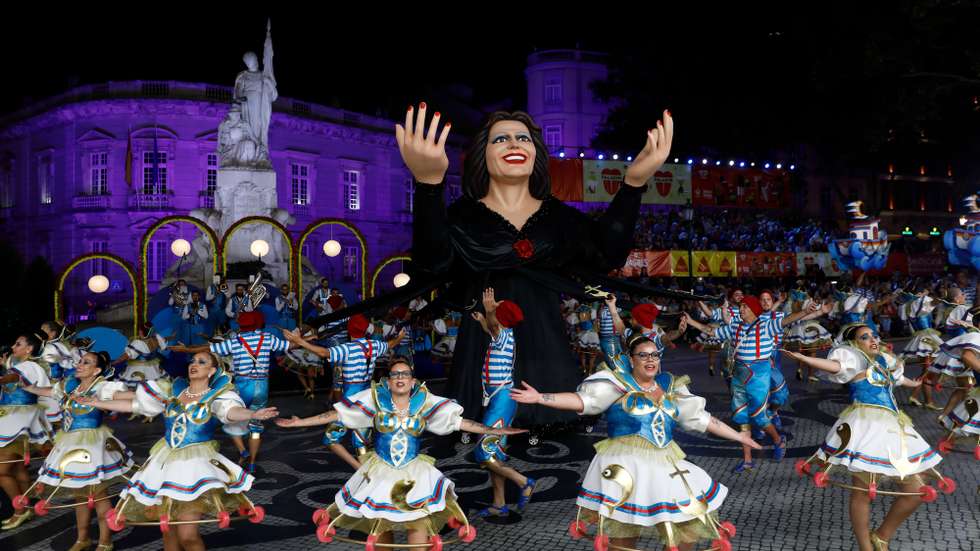 epa10010253 People perform during the March of Lisbon's 'Marchas Populares' part of the Saint Anthony celebration at Liberdade Avenue in Lisbon, Portugal, 12 June 2022. The marches return to the Avenida da Liberdade, after the cancellation of the Lisbon celebrations due to the pandemic for the last two years. Every year at Saint Anthony evening about 20 Lisbon neighborhoods march in colorful costumes and sing popular song in honor of the marriage saint.  EPA/ANTONIO COTRIM